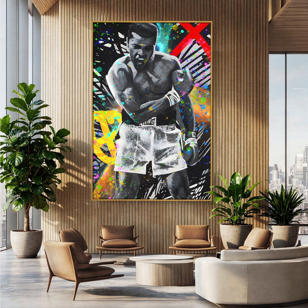 Tablou canvas cu tablou canvas cu muhammad ali in alb si negru, in rama de aluminiu auriu, pe perete intr-un birou